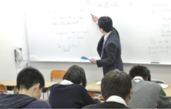 授業を受ける高校生